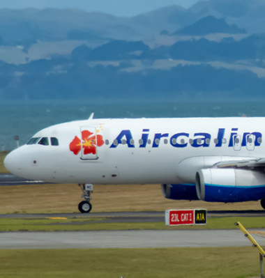 La suspension des programmes d’exploitation des services aériens réguliers internationaux au départ et à destination de la Nouvelle-Calédonie, prévue initialement jusqu’au 31 juillet, puis au 24 octobre, est prolongée jusqu’au 27 mars 2021.