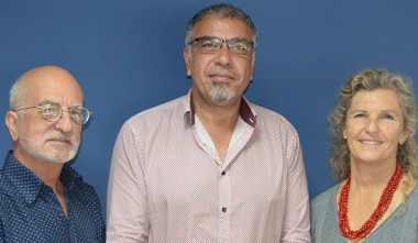 Le président du cluster maritime de Nouvelle-Calédonie, Philippe Darrason, entouré de ses managers, Emma Colombin et Lionel Loubersac.