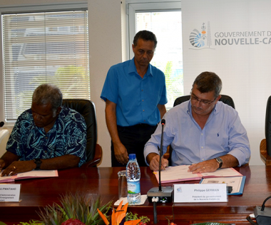Philippe Germain a signé les protocoles avec les représentants de l’Asee, Dominique Lawi, et de la Felp, Raymond Nenou, en présence d’Hélène Iékawé, membre du gouvernement en charge de l’enseignement.