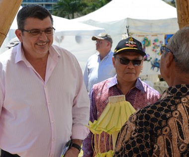 Après avoir prononcé un discours à l’occasion de l’ouverture de la Foire du Pacifique, ce jeudi 29 septembre, à Nouméa, le président du gouvernement de la Nouvelle-Calédonie est allé à la rencontre des nombreux exposants