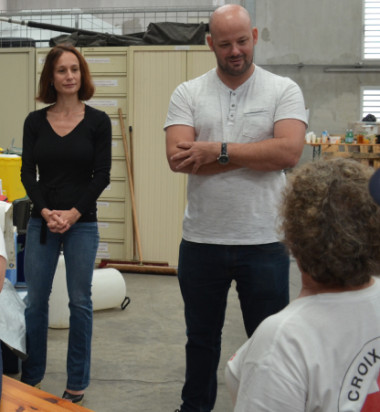 Isabelle Champmoreau et Christopher Gygès ont échangé avec la présidente et des bénévoles de la Croix-Rouge.