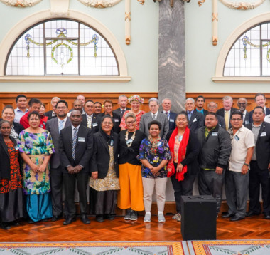 Les 18 délégations au Parlement, en présence de Winston Peters, ministre des Affaires étrangères et Vice-Premier ministre de Nouvelle-Zélande. (© Photos MFAT Pacific and developpement).