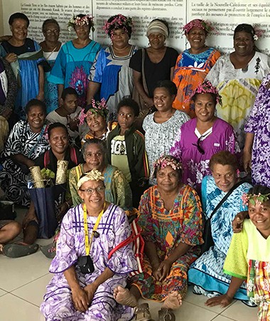 Les femmes de Canala devant le Préambule de l’Accord de Nouméa.