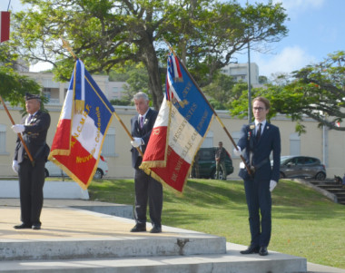 Le drapeau de la Résistance française (2e à d.) brodé au nom de la Nouvelle-Calédonie a été déployé pour la première fois ce vendredi 8 mai.
