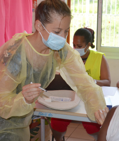 La journée de vaccination à la maison de quartier de Rivière-Salée a mobilisé des agents du gouvernement et de la Ville de Nouméa, ainsi que des soignants libéraux ou à la retraite.