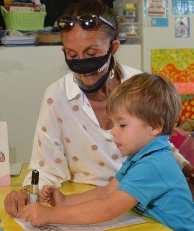 Le masque de protection inclusif facilite la communication et l’apprentissage notamment avec les plus petits.