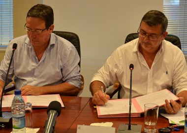 Philippe Germain, président du gouvernement, et Philippe Gomès, président de NCE, ont signé une convention de financement, en présence notamment de Nicolas Metzdorf, membre du gouvernement chargé de l’énergie.