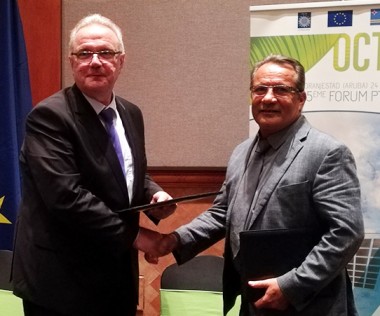 Jean-Louis d’Anglebermes et Neven Mimica, commissaire européen au développement et à la coopération internationale, ont signé le document de programmation du 11e FED pour la Nouvelle-Calédonie, consacré à la mise en œuvre de la stratégie emploi insertion.