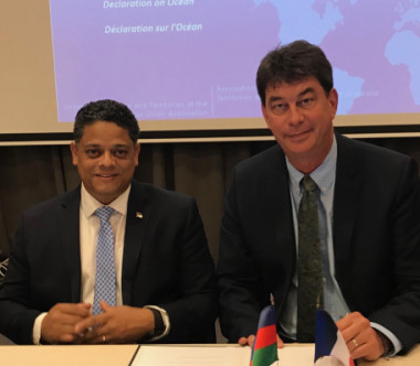 Thierry Santa a signé une déclaration d'intention en faveur des océans avec Eugene Rhuggenaath, Premier ministre de Curaçao, actuel président de l'OCTA. 