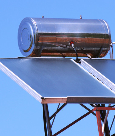 Seulement un tiers des foyers calédoniens est équipé en chauffe-eau solaire. Le programme Calsol entend rendre l’énergie solaire thermique accessible au plus grand nombre. 