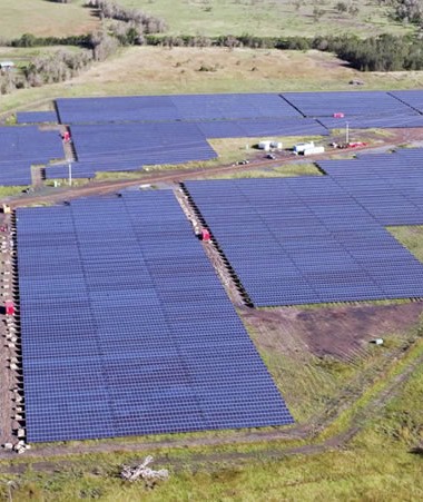 La plus grande centrale solaire de Nouvelle-Calédonie a produit ses premiers kilowattheures le 16 mai. ©DRONE NC