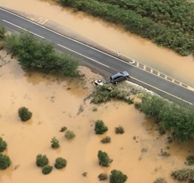 Les inondations n’ont pas épargné la côte ouest, ici la RT1 à la Ouenghi, au niveau des Paillottes.