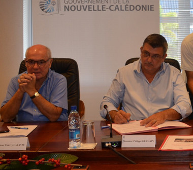 Thierry Lataste et Philippe Germain ont signé le 10 avril la convention pour la création du dispositif d’accueil des victimes qui sera situé au Médipôle. 
