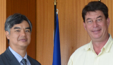 Échanges de haut niveau entre l’ambassadeur de l’Union européenne pour le Pacifique, Sujiro Seam et le président du gouvernement Thierry Santa.