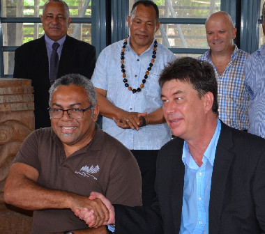 En présence de plusieurs membres du gouvernement et des directeurs généraux du PROE et de l’UICN Océanie, Thierry Santa et Emmanuel Tjibaou ont signé la convention pour l’accueil de la conférence au centre culturel Tjibaou.