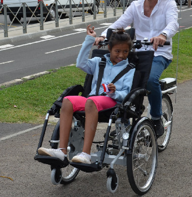 L’appel à projets Handi’loisirs a notamment permis l’achat conjoint (gouvernement et province Sud), de ce tricycle à assistance électrique adapté au handicap.