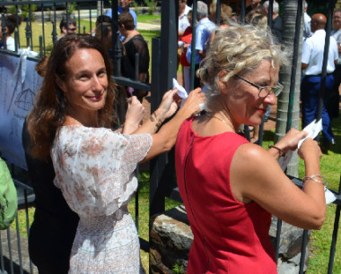 Isabelle Champmoreau et la chercheuse Nicole George ont participé à la campagne du « White ribbon » organisée par le consulat général d’Australie.