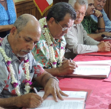 Gibert Tyuienon, vice-président du gouvernement de la Nouvelle-Calédonie, et Édouard Fritch, président de la Polynésie française, ont signé un protocole d’entente entre les deux territoires.