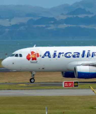 La suspension des programmes d’exploitation des services aériens réguliers internationaux au départ et à destination de la Nouvelle-Calédonie, prévue initialement jusqu’au 31 juillet, est prolongée au moins jusqu’au 24 octobre.