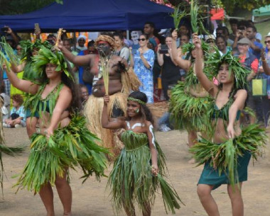 Les troupes Tiaré Pacifique et tribu de Hunöj (Lifou) ont ouvert le bal avec une symbolique danse fusion.
