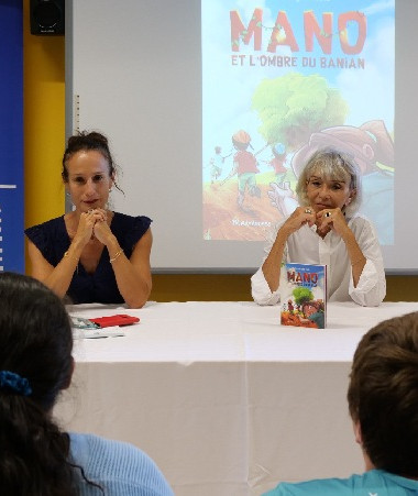 Pour lancer cette opération « Plumes de cagous », une remise du livre Mano et l’ombre du banian a été organisée à l’école Marguerite-Arsapin.