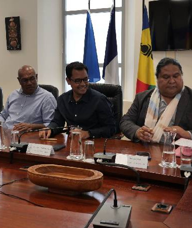 Le lancement du fonds s’est fait en présence du secrétaire général adjoint du Haut-commissariat Arnaud Lauzier, du directeur territorial de la Banque des territoires Vincent Boursier et du directeur général d’Invest in Pacific Nicolas Laurent.