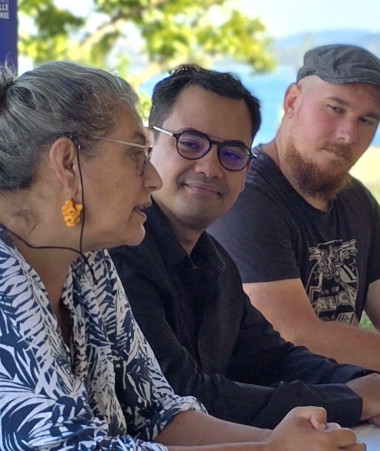 Anne-Sophie Carnuccini, directrice de l'Agence néo-calédonienne de la biodiversité (ANCB) et Thibaut Bizien, co-président du collectif des associations de Nouvelle-Calédonie, étaient aux côtés de Jérémie Katidjo Monnier lors de la conférence de presse.