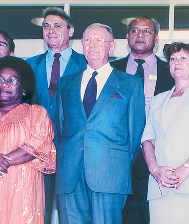 Le 28 mai 1999, le premier gouvernement collégial de la Nouvelle-Calédonie, réuni autour du président Jean Lèques, est élu par le Congrès.