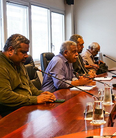 Le président du gouvernement Louis Mapou et le membre du gouvernement Mickaël Forrest ont tenu une réunion de travail avec plusieurs responsables des églises du Pacifique, mardi 24 mai, au gouvernement.