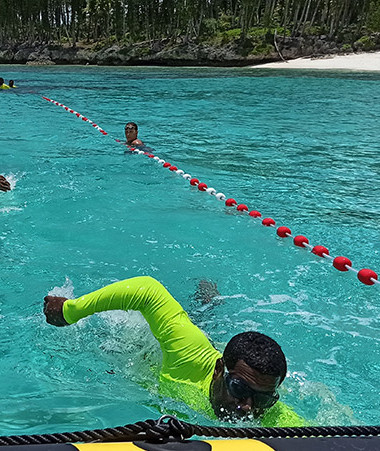 Formation aux techniques de nages avec l’installation de ligne d’eau dans la baie de Wabao.