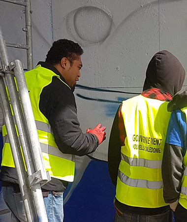 Dans le cadre d’un chantier éducatif, une baleine a été peinte sous l’échangeur de Koutio par des graffeurs professionnels, assistés par des jeunes de la DPJEJ.