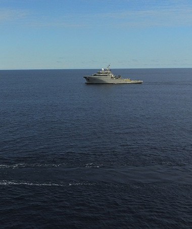 Le D’Entrecasteaux et des bateaux de pêche étaient engagés dans l’exercice de surveillance du Parc naturel de la mer de Corail, ainsi que l’Amborella, le navire multi-missions du gouvernement.