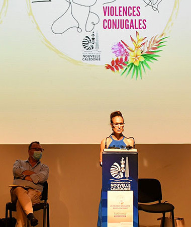 Isabelle Champmoreau a présenté les nouveaux logos dédiés à la lutte contre les violences et à l’égalité des genres (© Éric Deroche). 
