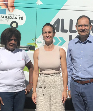 Isabelle Champmoreau, lors du lancement du dispositif « Aller vers » à Boulouparis, aux côtés notamment du maire de la commune, Pascal Vittori, de la Croix-Rouge et des associations partenaires. 