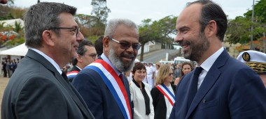 Le Premier ministre Édouard Philippe salue le président du gouvernement Philippe Germain.
