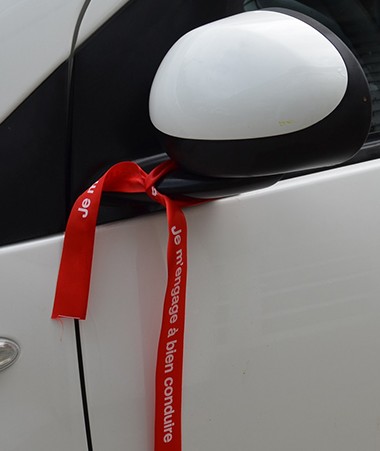 Les voitures de la collectivité vont elles aussi arborer un ruban rouge « je m’engage à bien conduire » qui sera notamment distribué à l’occasion de la tournée du Sécuribus.
