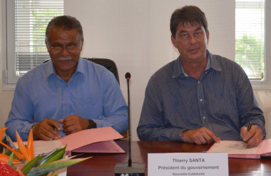 Les conventions ont été signées par le président du gouvernement, Thierry Santa, et le président de l’Assemblée territoriale de Wallis-et-Futuna, Atoloto Kolokilagi.