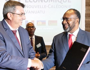 Philippe Germain et Charlot Salwai ont signé une déclaration conjointe relative au développement des échanges économiques et commerciaux entre la Calédonie et le Vanuatu.