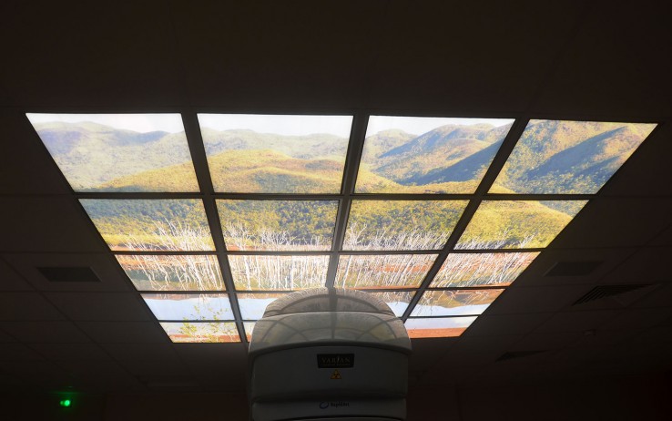 Pour le bien-être des patients pendant les séances, un paysage calédonien est projeté au plafond et de la musique est diffusée dans la salle.