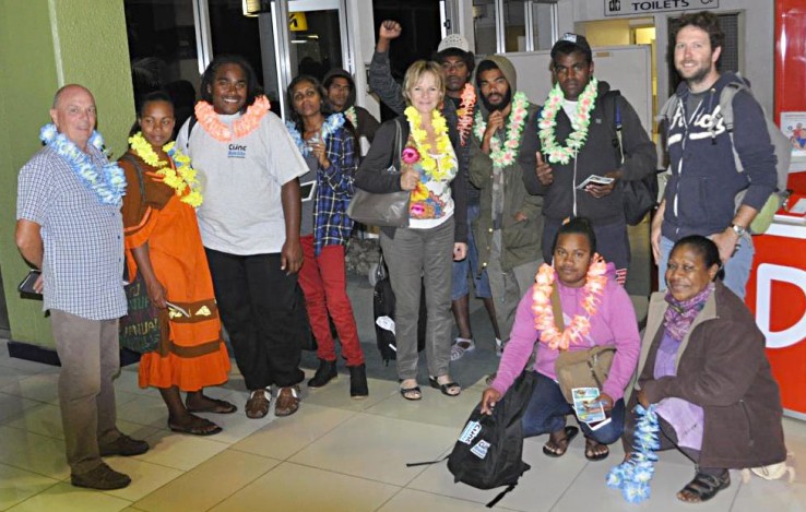 Le groupe à son arrivée à Port-Vila avec l’encadrant technique, André Macaire (à gauche), Frédérique Seguin du CIJ-NC (au centre), Quentin Flamant, volontaire chez les Scouts et Rufine Chalet, chargée de l’accompagnement des volontaires au Vanuatu (à droi