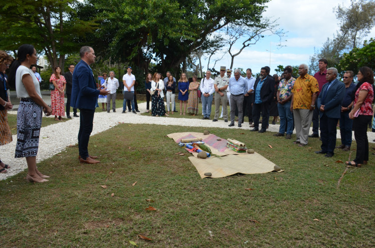 La cérémonie de signature a débuté par un geste coutumier entre les autorités de la Nouvelle-Calédonie et la CPS.