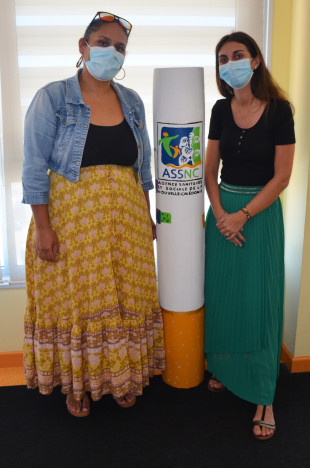 Ingrid Wamytan et Marie-Anne André avec l’une des œuvres « Spot toi bien sans tabac » réalisées par les stagiaires SPOT du GIEP-NC. 