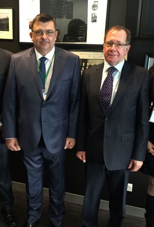 Philippe Germain et le ministre des Affaires étrangères néo-zélandais, Murray McCully.