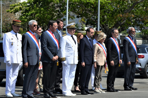 Le ministre des Outre-mer Sébastien Lecornu, entouré du président du gouvernement Thierry Santa et des représentants des autorités civiles et militaires, a rendu hommage aux forces armées calédoniennes.  