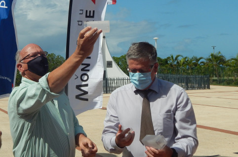 Le maire du Mont-Dore , Eddie Lecourieux, libère les moustiques Wolbachia, de même que Grégory Lecru, commissaire délégué de la République pour la Province Sud. 