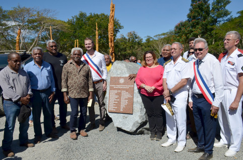 Élus et autorités coutumières posent devant la plaque à la mémoire des colons victimes de l’insurrection.  