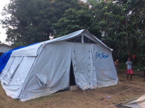 Dans la petite école de Lombua, des tentes accueillent les classes des réfugiés d’Ambaé.