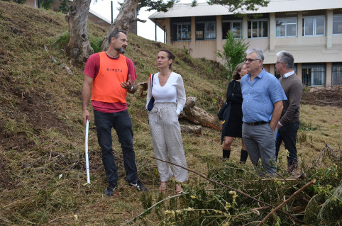 Isabelle Champmoreau a parcouru le site de plantation avec le proviseur du lycée, Michel Lehoullier, et le chargé de mission EDD du vice-rectorat, Xavier Gautier.