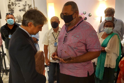 L’ambassadeur de France Marc Absensour reçoit une râpe à coco des mains de Mickaël Forrest.