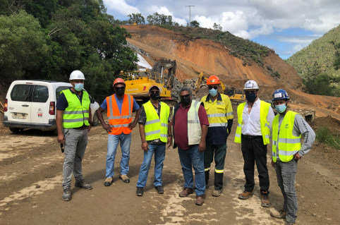 À l’occasion d’une visite de chantier au col de Katiramona, le membre du gouvernement Gilbert Tyuienon entouré de tous les acteurs de l’opération a pu prendre la mesure de l’ampleur des travaux et de l’efficacité des équipes.